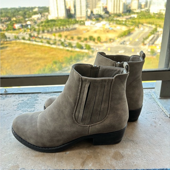 Tan ankle booties. Size 8. - Picture 4 of 4